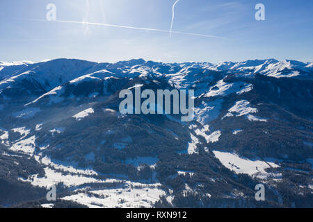 Antenne drone Blick auf Tal im Schnee in den Bergen bedeckt Stockfoto