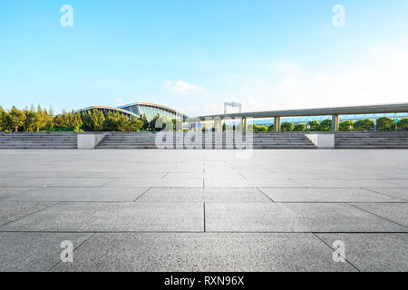 Leeren Platz und Bahnhof Gebäude in Shanghai. Stockfoto