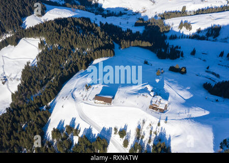 Antenne drone auf Berge, Wald und im Winter Ski Resort. Stockfoto