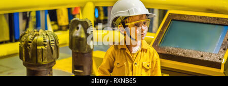 Junge Fahrer die Bedienung von Öl und Gas bei Öl- und rig Pflanze, offshore Öl- und Gasindustrie, offshore Öl- und Rig im Meer, Bediener Stockfoto