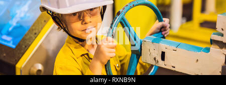 Junge Fahrer die Bedienung von Öl und Gas bei Öl- und rig Pflanze, offshore Öl- und Gasindustrie, offshore Öl- und Rig im Meer, Bediener Stockfoto