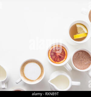 Kaffee, Cappuccino, Kakao und Tee auf einem weißen Tisch in minimalistisch-Cups. Ansicht von oben, flach, kopieren Raum Stockfoto