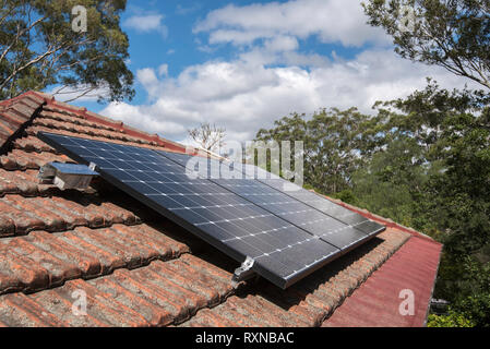 Ein Array von Dach Solar Photovoltaik (PV)-Panels auf einem Haus in Sydney, Australien. Diese Platten sind alle mit einzelnen micro Wechselrichter installiert. Stockfoto