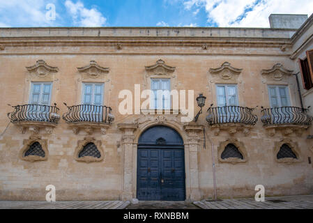 Palace Palazzo Tresca. Schöne alte barocke Gebäude in Lecce, Apulien, Italien. Region Apulien Stockfoto