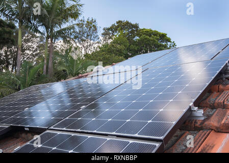 Ein Array von Dach Solar Photovoltaik (PV)-Panels auf einem Haus in Sydney, Australien. Diese Platten sind alle mit einzelnen micro Wechselrichter installiert. Stockfoto