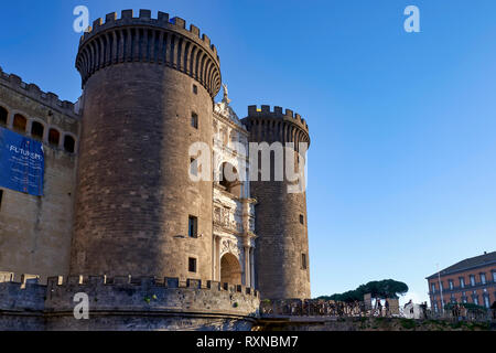 Neapel, Kampanien, Italien. Das Castel Nuovo (Neues Schloss), häufig auch als Maschio Angioino, ist eine mittelalterliche Burg gegenüber der Piazza Municipio entfernt und die c Stockfoto