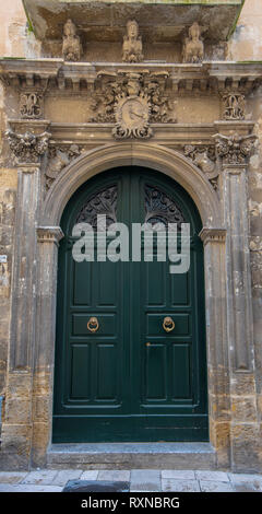 Lecce, Apulien, Italien - historischen mittelalterlichen Zentrum in der Altstadt. Anzeigen und Detail einer alten Tor und Tür. Die Region Apulien Stockfoto