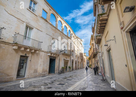 Lecce, Apulien, Italien - barocke Haus und das historische Zentrum in der Altstadt. Anzeigen und Detailtreue der Statuen und Fassade der Häuser. Die Region Apulien Stockfoto