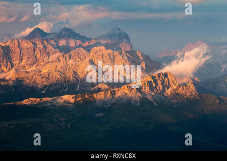 Sonnenlicht bei Sonnenuntergang. Setsas Peaks. Lagazuoi, Gran Lagazuoi, Tofane Mountains. Die Dolomiten. Italienische Alpen. Europa. Stockfoto