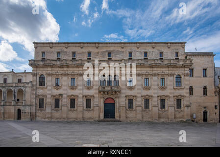 LECCE, Apulien, Italien - DAS DIÖZESAN MUSEUM FÜR SAKRALE KUNST VON LECCE (Museo Diocesano d'Arte Sacra) auf der Piazza del Duomo. Region Apulien Stockfoto