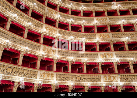 Neapel Kampanien Italien. Die Real Teatro di San Carlo (Königliches Theater von Saint Charles), seinen ursprünglichen Namen unter den Bourbon Monarchie, sondern heute bekannt als Stockfoto