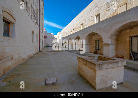 Lecce, Apulien, Italien - Mittelalterliche Lecce Burg (Castello Carlo V) Innenhof in der Altstadt. Die Region Apulien Stockfoto