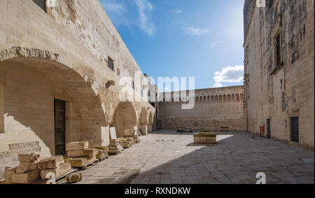 Lecce, Apulien, Italien - Mittelalterliche Lecce Burg (Castello Carlo V) Innenhof in der Altstadt. Die Region Apulien Stockfoto