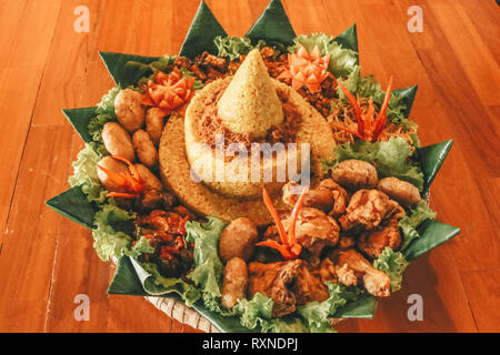 Traditionelle indonesische Küche Nasi Tumpeng zum Feiern. Stockfoto