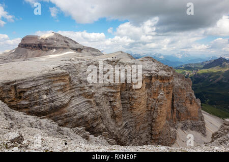 Die Sella-Gruppe. Geologische Aspekte von Sedimentgestein und Karst. Blick auf den Piz Boè Peak. Die Dolomiten. Italienische Alpen. Europa. Stockfoto