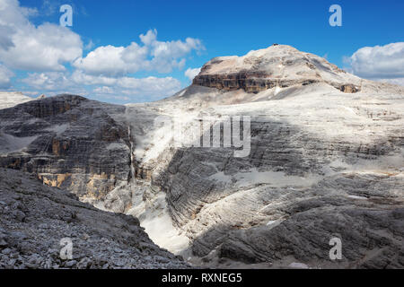 Die Sella-Gruppe. Geologische Aspekte von Sedimentgestein und Karst. Blick auf den Piz Boè Peak. Die Dolomiten. Italienische Alpen. Europa. Stockfoto