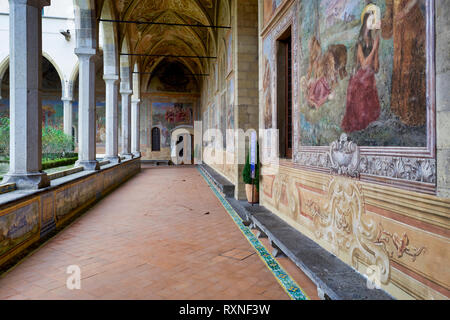 Neapel Kampanien Italien. Basilika Santa Chiara Kirche. Der Kreuzgang der Justizpalast, 1742 transformiert durch Domenico Antonio Vaccaro mit dem einzigartigen Ad Stockfoto