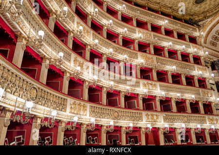 Neapel Kampanien Italien. Die Real Teatro di San Carlo (Königliches Theater von Saint Charles), seinen ursprünglichen Namen unter den Bourbon Monarchie, sondern heute bekannt als Stockfoto