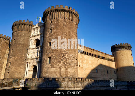 Neapel, Kampanien, Italien. Das Castel Nuovo (Neues Schloss), häufig auch als Maschio Angioino, ist eine mittelalterliche Burg gegenüber der Piazza Municipio entfernt und die c Stockfoto