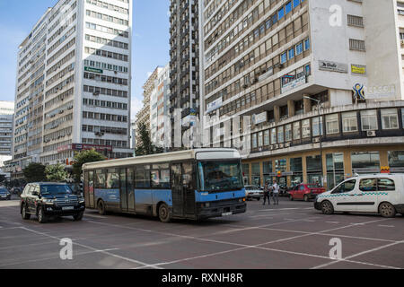 CASABLANCA, Marokko - März 7, 2019: Verkehr auf den Straßen von Casablanca, Marokko. Stockfoto