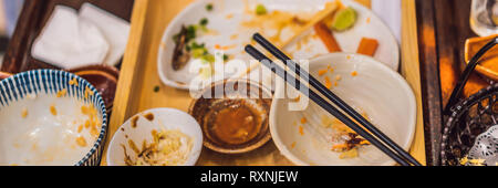 Unordentliche Tisch nach dem Essen in ein japanisches Restaurant. Dreckig, fertig Essen, Reste Konzepte BANNER, LANGE FORMAT Stockfoto