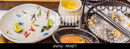 Unordentliche Tisch nach dem Essen in ein japanisches Restaurant. Dreckig, fertig Essen, Reste Konzepte BANNER, LANGE FORMAT Stockfoto