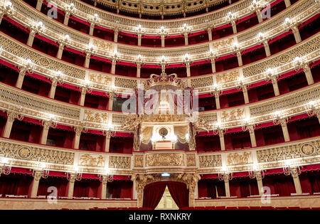 Neapel Kampanien Italien. Die Real Teatro di San Carlo (Königliches Theater von Saint Charles), seinen ursprünglichen Namen unter den Bourbon Monarchie, sondern heute bekannt als Stockfoto