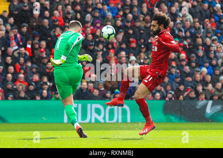 Burnley Torhüter Thomas Heaton (links) und Liverpools Mohamed Salah in Aktion während der Premier League Match in Liverpool, Liverpool. Stockfoto