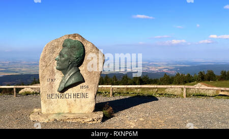 BROCKEN, Sachsen - Anhalt, Deutschland - Juni 20, 2018: Heinrich Heine Denkmal am Brocken, Harz, Deutschland. Der Dichter besuchte die Gipfel im Jahr 1824. Stockfoto