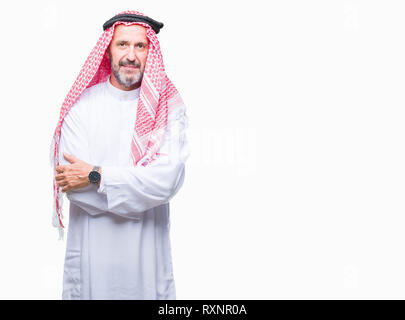 Senior arabischen Mann mit kufiya über isolierte Hintergrund mit ernsten Gesichtsausdruck. Einfache und natürliche in die Kamera schaut. Stockfoto