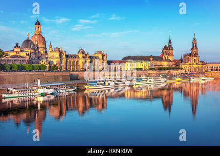 Schönen Dresden Skyline der Stadt an der Elbe und Augustus Brücke, Dresden, Sachsen, Deutschland Stockfoto