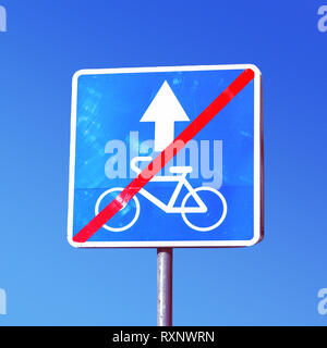 Keine Fahrräder. Verkehrsschild nicht Radfahren an der Säule Stockfoto