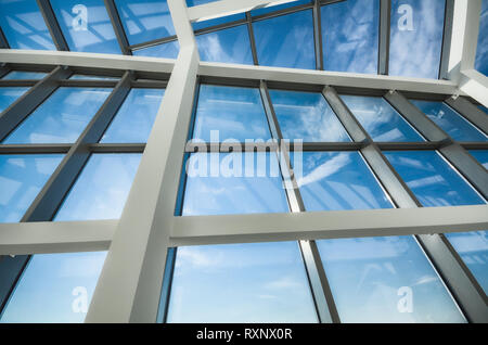 Geometrischer Minimalismus des modernen Bürogebäude-Glasdeckenlichts Stockfoto