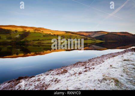 Wechsel der Jahreszeiten, zwei Welten in Ladybower Reservoir, Peak District Stockfoto