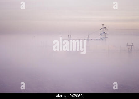 Morgennebel deckt die Fabrik und electrotowers. Ungewöhnliche Landschaft Stockfoto