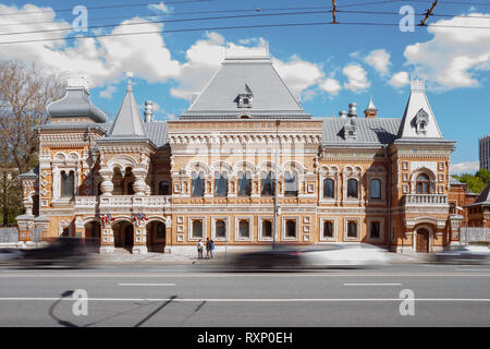 Französische Botschaft in Russland auf einem blauen Himmel. Motion blur Autos Stockfoto