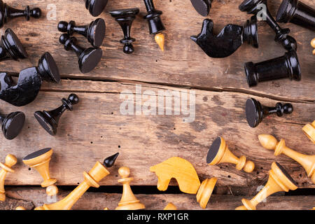 Aus weißen und schwarzen Schachfiguren Rahmen. Stockfoto