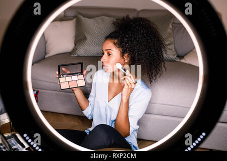 Frau Schönheit vlogger Aufnahme eines Make-up Tutorial auf Kamera mit Ringlicht Stockfoto
