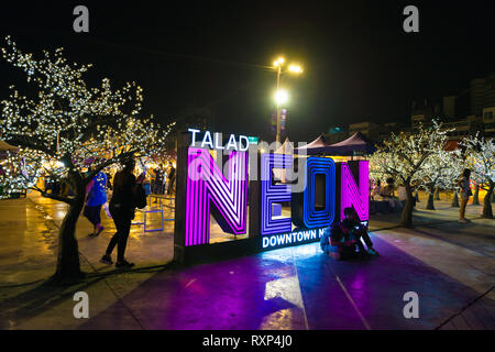 Neon Seufzer in der Nähe vom Nachtmarkt in Bangkok Nana Plaza, Thailand Stockfoto