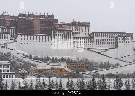 Schnee auf dem berühmten Potala Palast in Lhasa in Tibet Hauptstadt in China an einem kalten Wintertag Stockfoto