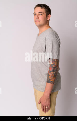 Profil anzeigen von stattlicher Mann mit Armen Tattoos bei Camera suchen Stockfoto