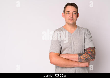 Portrait von stattlicher Mann mit Tätowierungen crossing Arms Stockfoto