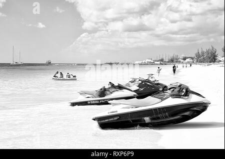 Bridgetown, Barbados - Dezember 12, 2015: Sport Transport von Jet Ski am Sandstrand am Meer oder Ozean Küste mit Menschen sonnige auf Himmel Hintergrund Stockfoto