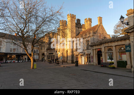 Wells, Somerset, England, UK. März 2019. Glühende Sonne leuchtet auf dem Markt, und Bischöfe Auge Torhaus in der Domstadt in den Mendip distr Stockfoto