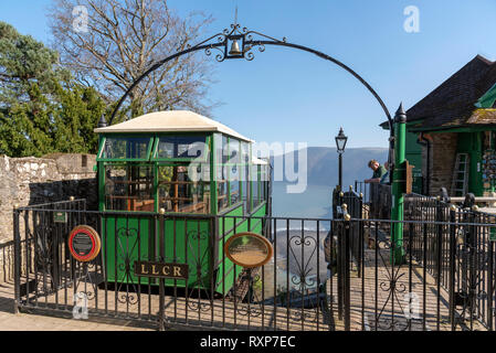 Lynton, Devon, England, UK. März 2019. Die Lynton Lynmouth & Cliff Railway, die auf Wasser Leistung arbeitet zwischen den beiden Städten von Lynton Lynmouth & Stockfoto