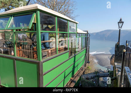 Lynton, Devon, England, UK. März 2019. Die Lynton Lynmouth & Cliff Railway, die auf Wasser Leistung arbeitet zwischen den beiden Städten von Lynton Lynmouth & Stockfoto