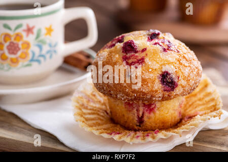 Nahaufnahme einer cranberry Muffins mit einer Tasse Kaffee im Hintergrund Stockfoto