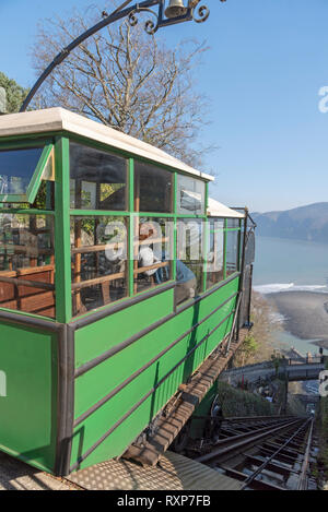 Lynton, Devon, England, UK. März 2019. Die Lynton Lynmouth & Cliff Railway, die auf Wasser Leistung arbeitet zwischen den beiden Städten von Lynton Lynmouth & Stockfoto