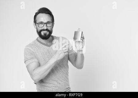 Man bärtige stattlichen Halten Sie Flasche Parfüm. Wie wählen Sie Parfüm für Männer nach Anlass. Stellen Sie sicher, dass der Geruch frisch den ganzen Tag. Tragen Parfüm ist Verbesserung der Stimmung. Erstaunliche Vorteile bei der Verwendung von Parfum. Stockfoto