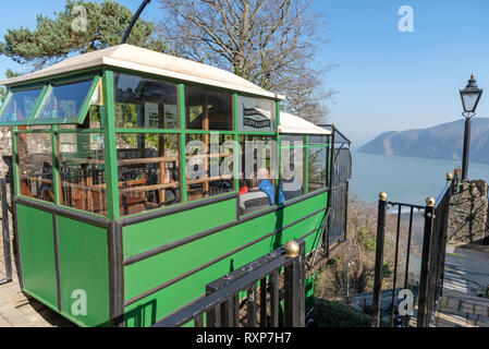 Lynton, Devon, England, UK. März 2019. Die Lynton Lynmouth & Cliff Railway, die auf Wasser Leistung arbeitet zwischen den beiden Städten von Lynton Lynmouth & Stockfoto